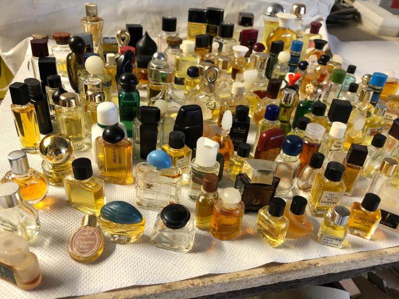 Miniatures A vendre lot de 140 échantillons de parfum variés.Faire offre..