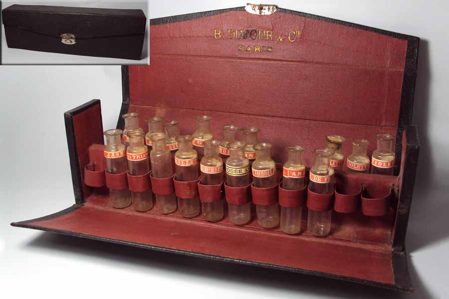 Coffret de représentant ou de labo Petits flacons en verre soufflé devaient être fermés par des bouchons en liège. de Dufour & Cie 