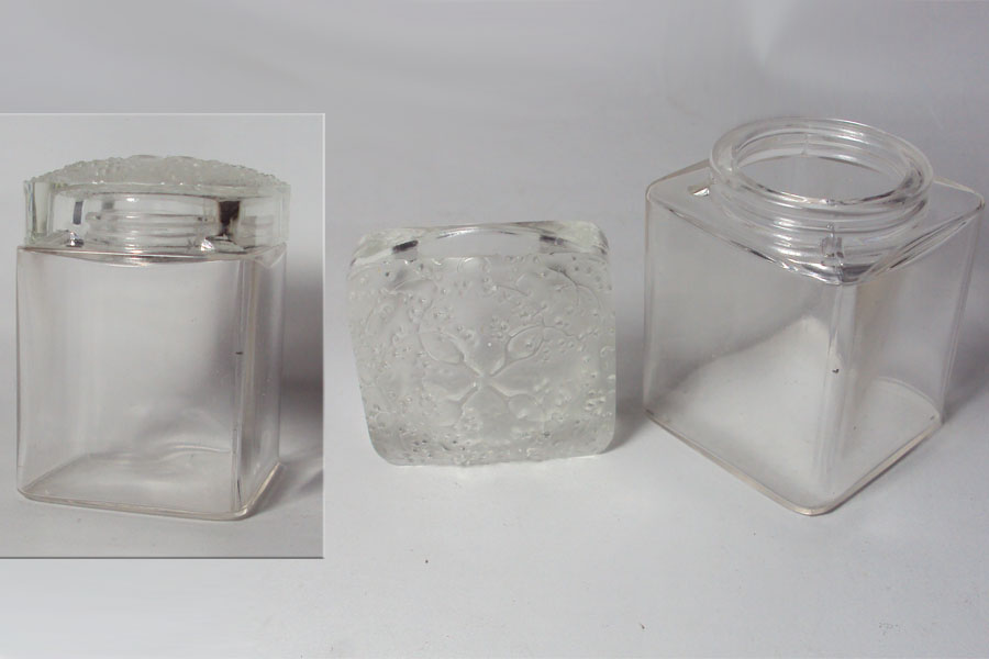 La Jacée Pot à Crème vide en verre moulé déssiné par Lalique  Base carré 4,1 cm x 4,1 cm  hauteur 5,9 cm  de Coty 