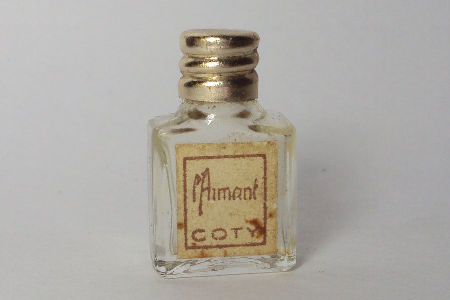 L'Aimant Hauteur  2.7 cm bouchon métal étiquette tachée de Coty 