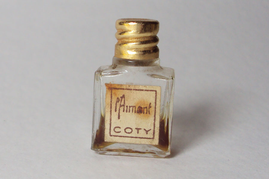 L'Aimant Bouchon métal Hauteur 2.7 cm étiquette tachée de Coty 