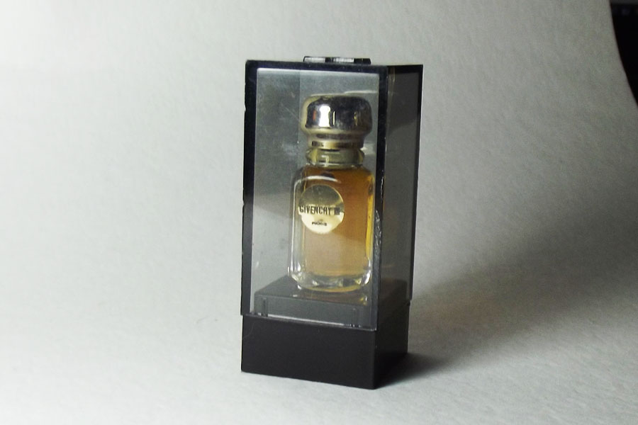 Givenchy III Parfum 2,3 cm  boite légérement fendue de Givenchy 