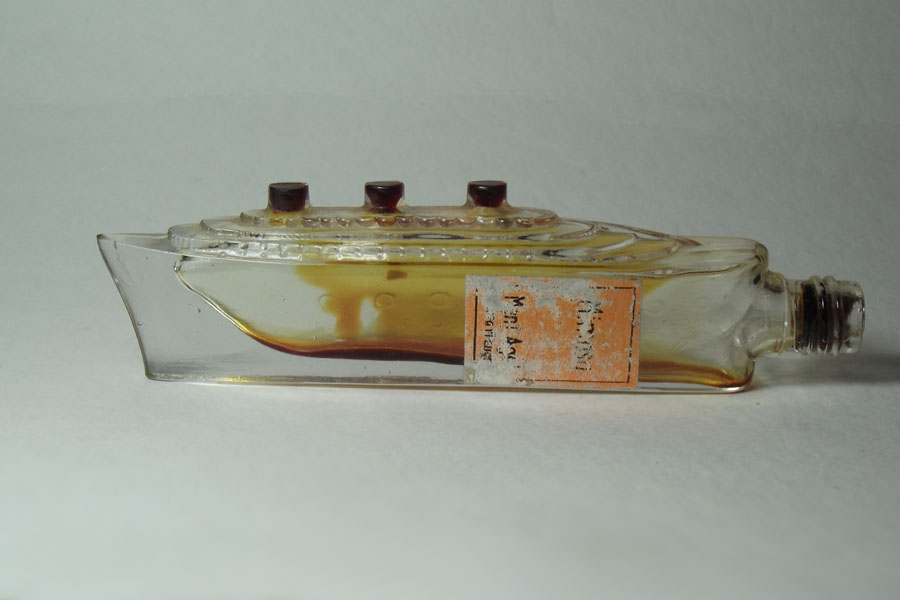 Mimosa Flacon de parfum ancien représentant le paquebot Normandie longueur 10.5 cm en parfait état  de RICKLI 