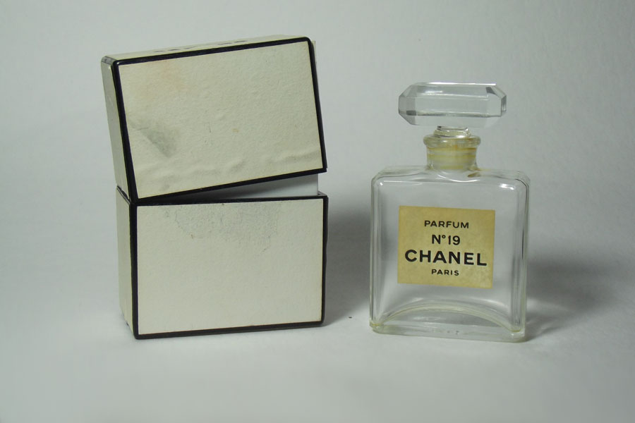 N° 19 Flacon du parfum 14 ml vide boite abimée  de Chanel 
