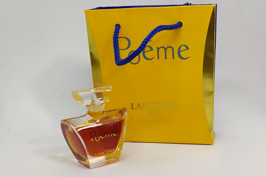 Poême Parfum 4 ml dans sa pochette très légèrement froissée de Lancôme 